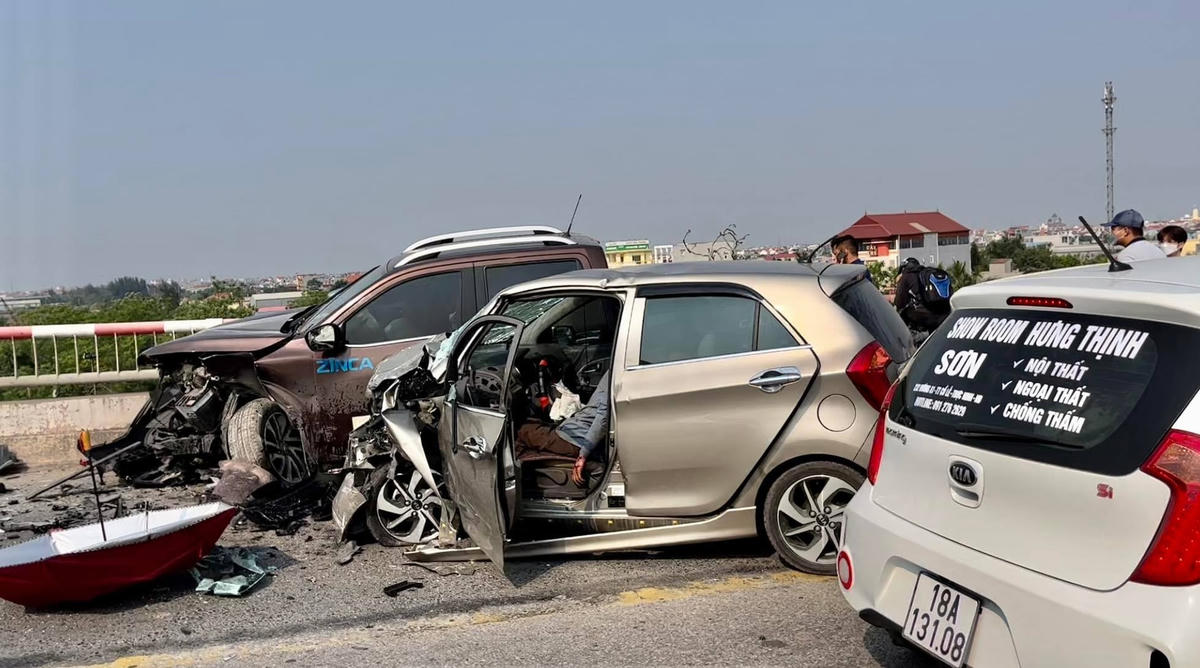 Hiện trường cho thấy vụ tai nạn giao thông rất thảm khốc.