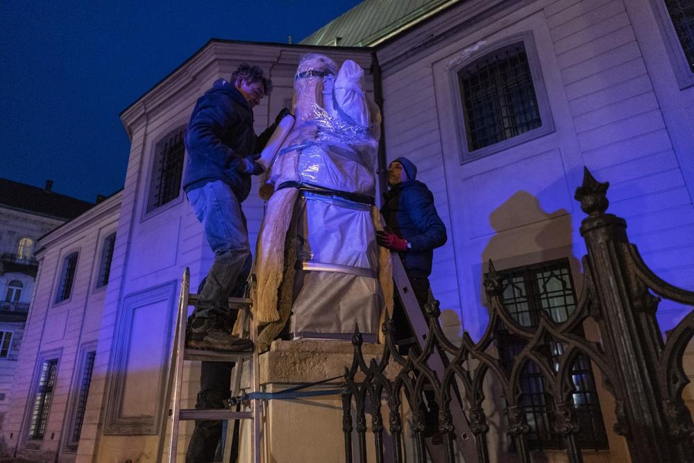 Người dân Ukraine cố gắng bảo vệ các di tích lịch sử ở thủ đô Kiev, Ukraine. Ảnh: CNN.