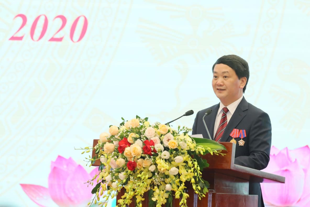 Phó Chủ tịch - Tổng Thư ký Hầu A Lềnh phát biểu tại Đại hội.