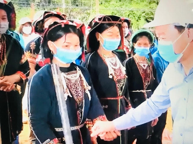 Bí thư Tỉnh ủy Đỗ Đức Duy cùng dân xúc đất san nền làm nhà văn hóa thôn Cối Máy (xã Yên Thành, huyện Yên Bình) cuối tháng 10/2021. "Không có sự đoàn kết và đồng thuận của người dân thì mọi quan tâm, chỉ đạo của lãnh đạo cũng không thể thành công", ông Đỗ Đức Duy khẳng định.  