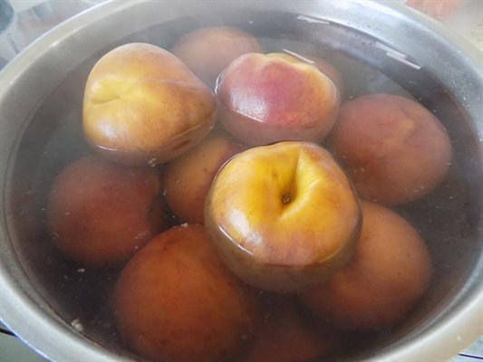 Rửa sạch quả đào.