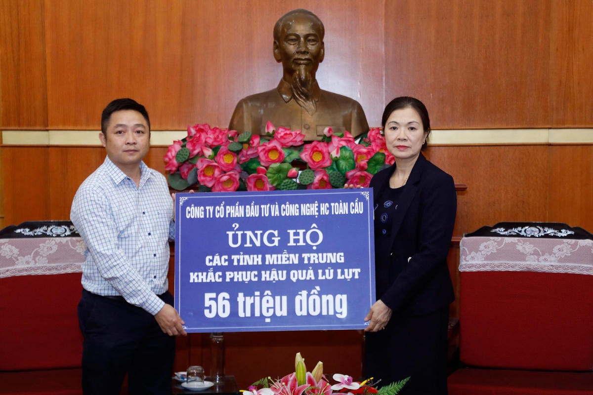 Phó Chủ tịch Trương Thị Ngọc Ánh tiếp nhận ủng hộ từ Công ty CP Đầu tư và Công nghệ HC Toàn cầu. Ảnh: Quang Vinh.