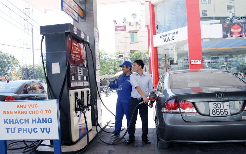 Nhiều cửa hàng xăng dầu bố trí cho khách hàng tự đổ xăng.