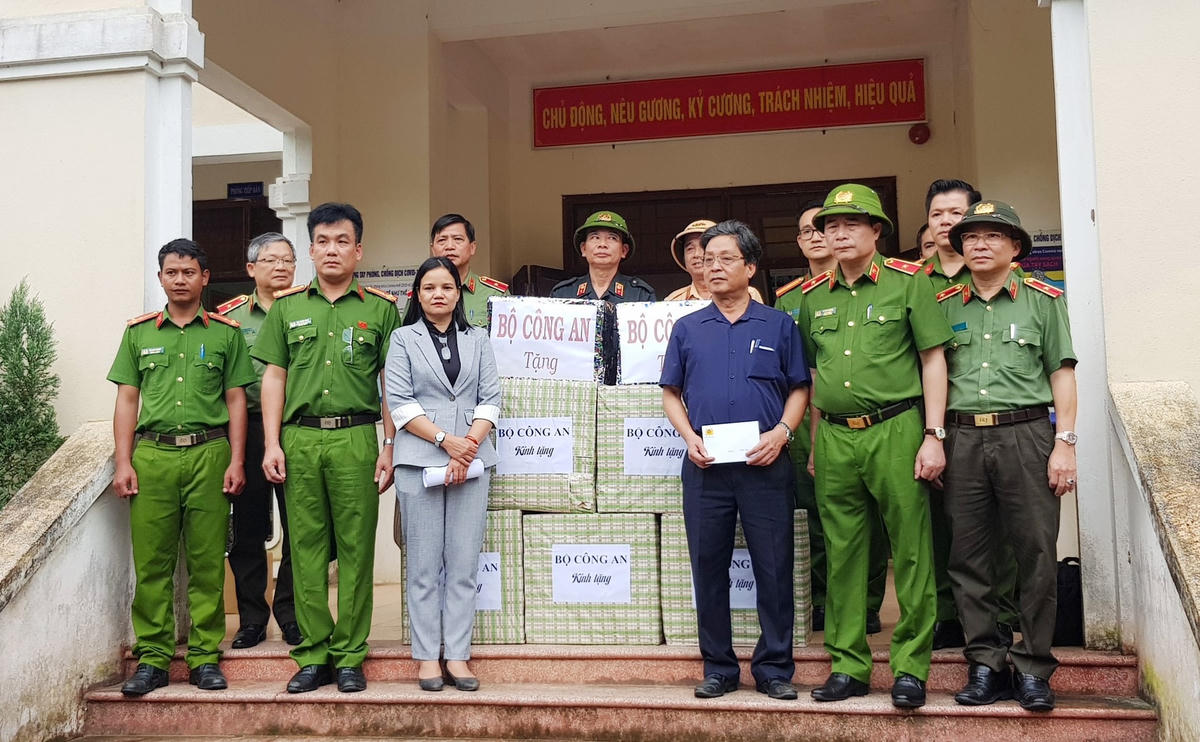 Thiếu tướng Lê Quốc Hùng cùng đoàn công tác tặng phương tiện phục vụ công tác cứu hộ, cứu nạn.