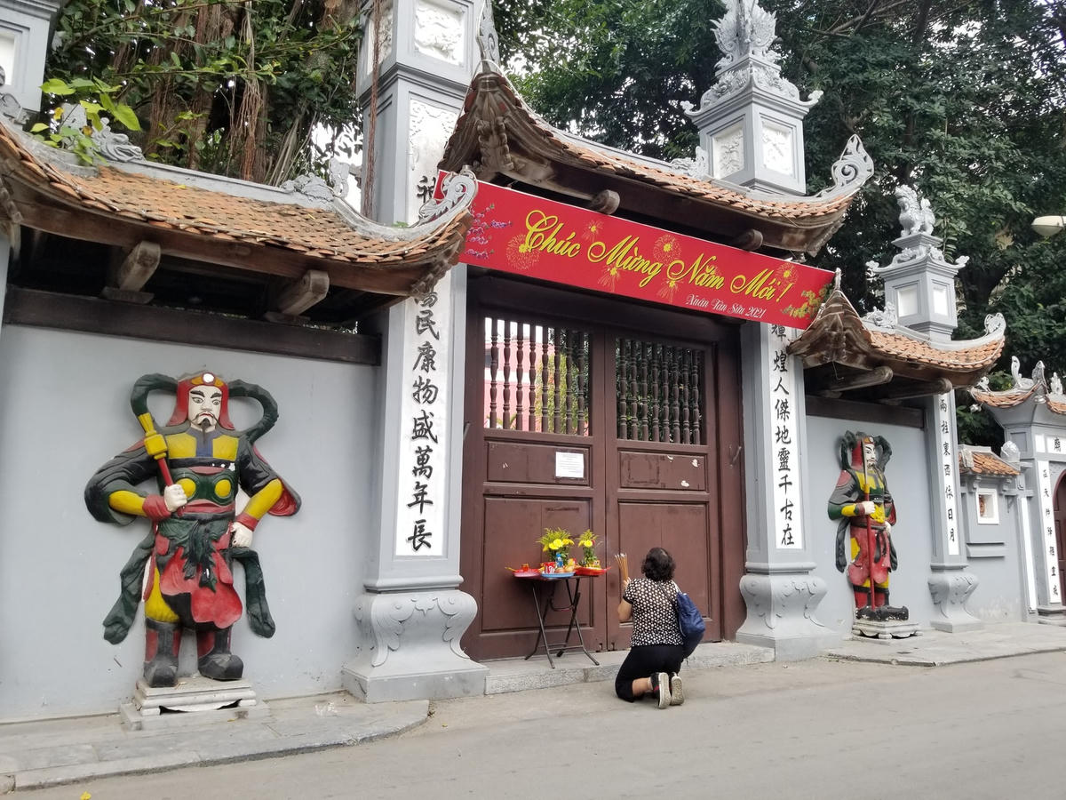 Tại Chùa Hà (Cầu Giấy), nhiều người dân làm lễ, bái vọng trước cổng chùa trong tiết trời nắng nóng. Ảnh: Hoàng Chiến.