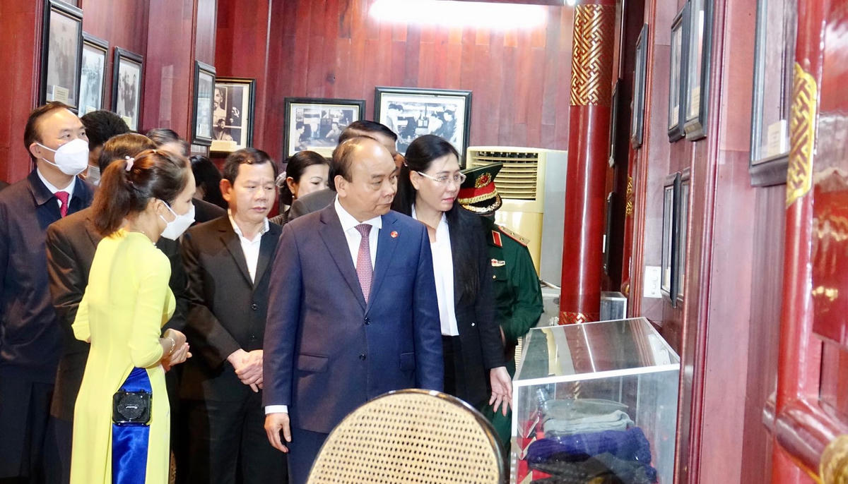 Chủ tịch nước Nguyễn Xuân Phúc tham quan gian trưng bày kỷ vật của cố Thủ tướng Phạm Văn Đồng.