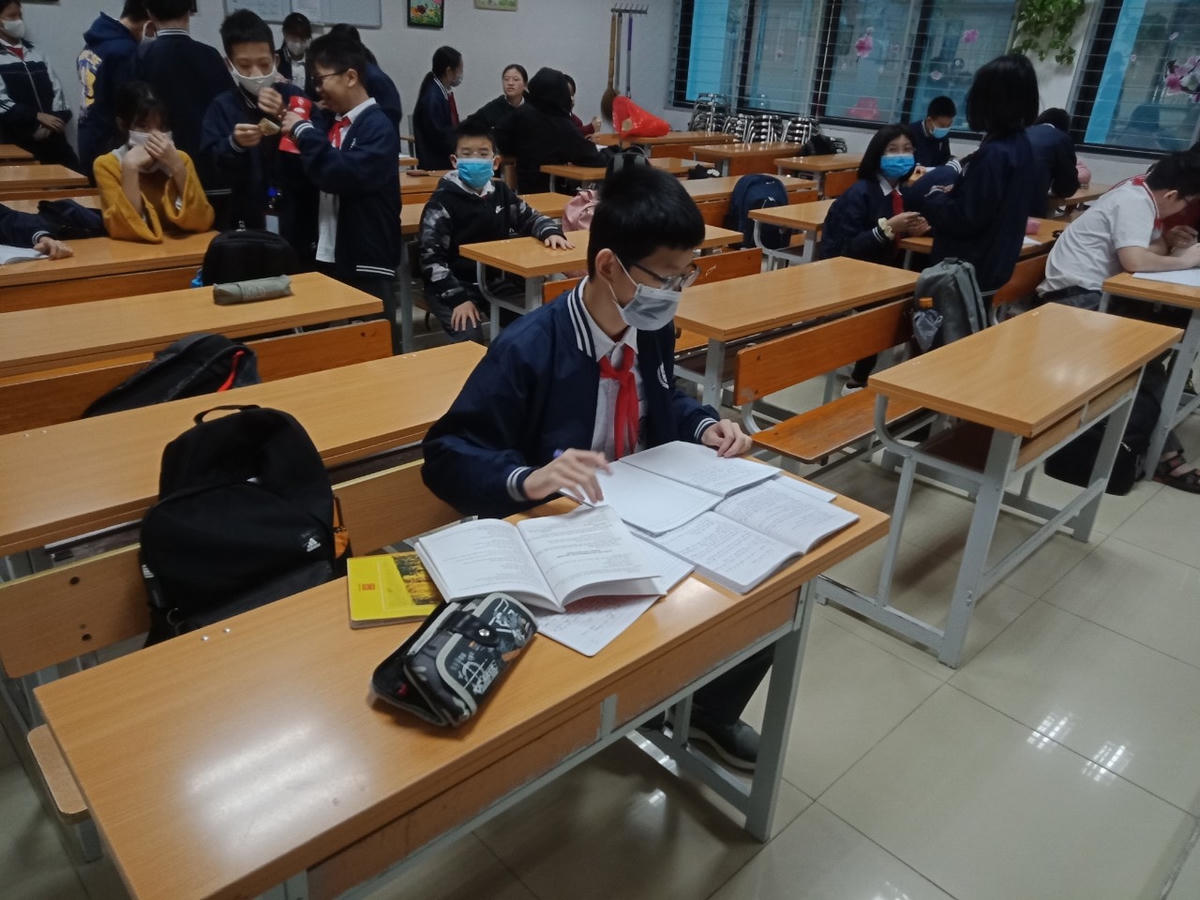 Vui vẻ khi gặp lại các bạn cùng lớp.