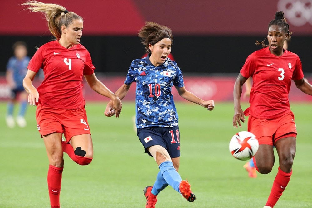 Iwabuchi (áo xanh) giúp Nhật Bản thoát thua. (Nguồn: japan-forward).