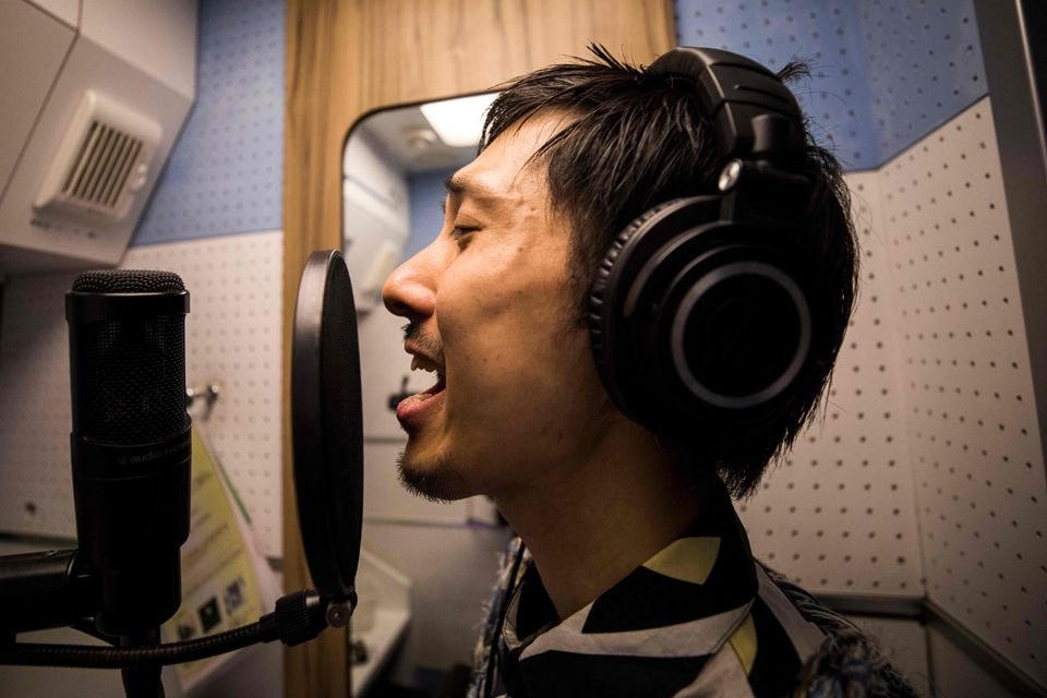 Một người đàn ông lựa chọn dịch vụ karaoke một mình thay vì đi cùng một nhóm bạn. Ảnh: Japan Times.