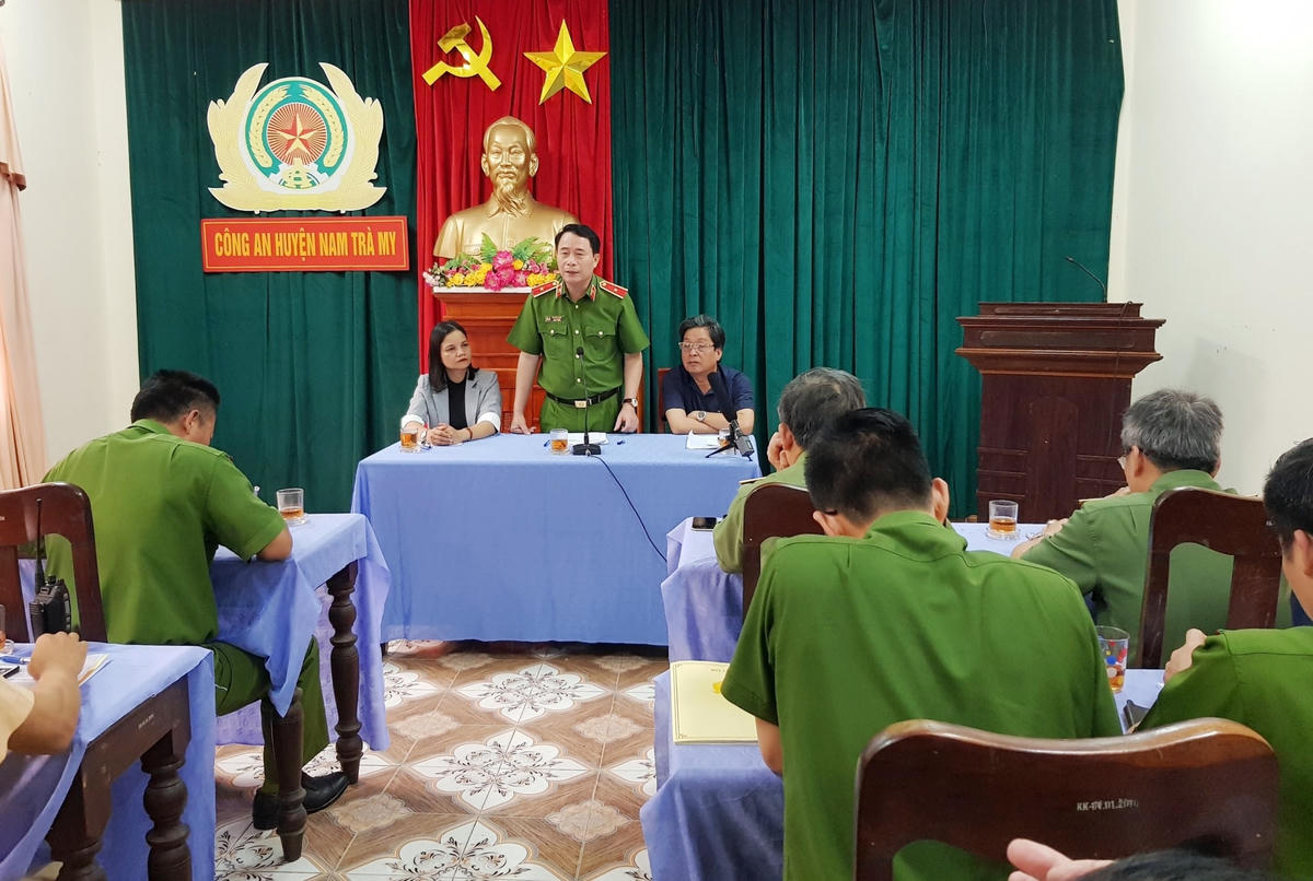 Thiếu tướng Lê Quốc Hùng yêu cầu tiếp tục tìm kiếm các nạn nhân ở Trà Leng.