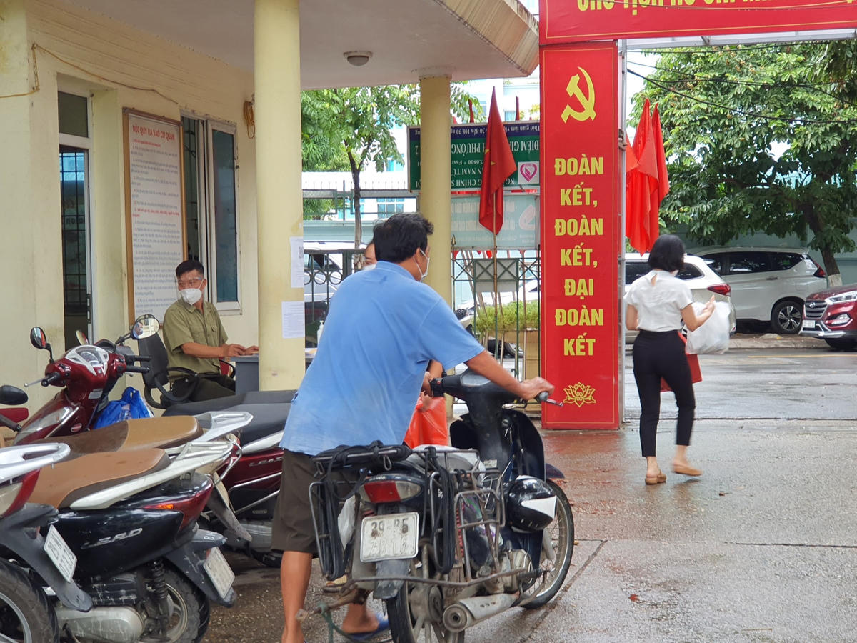 Người dân lúng túng khi Hà Nội liên tục thay đổi quy định về giấy đi đường