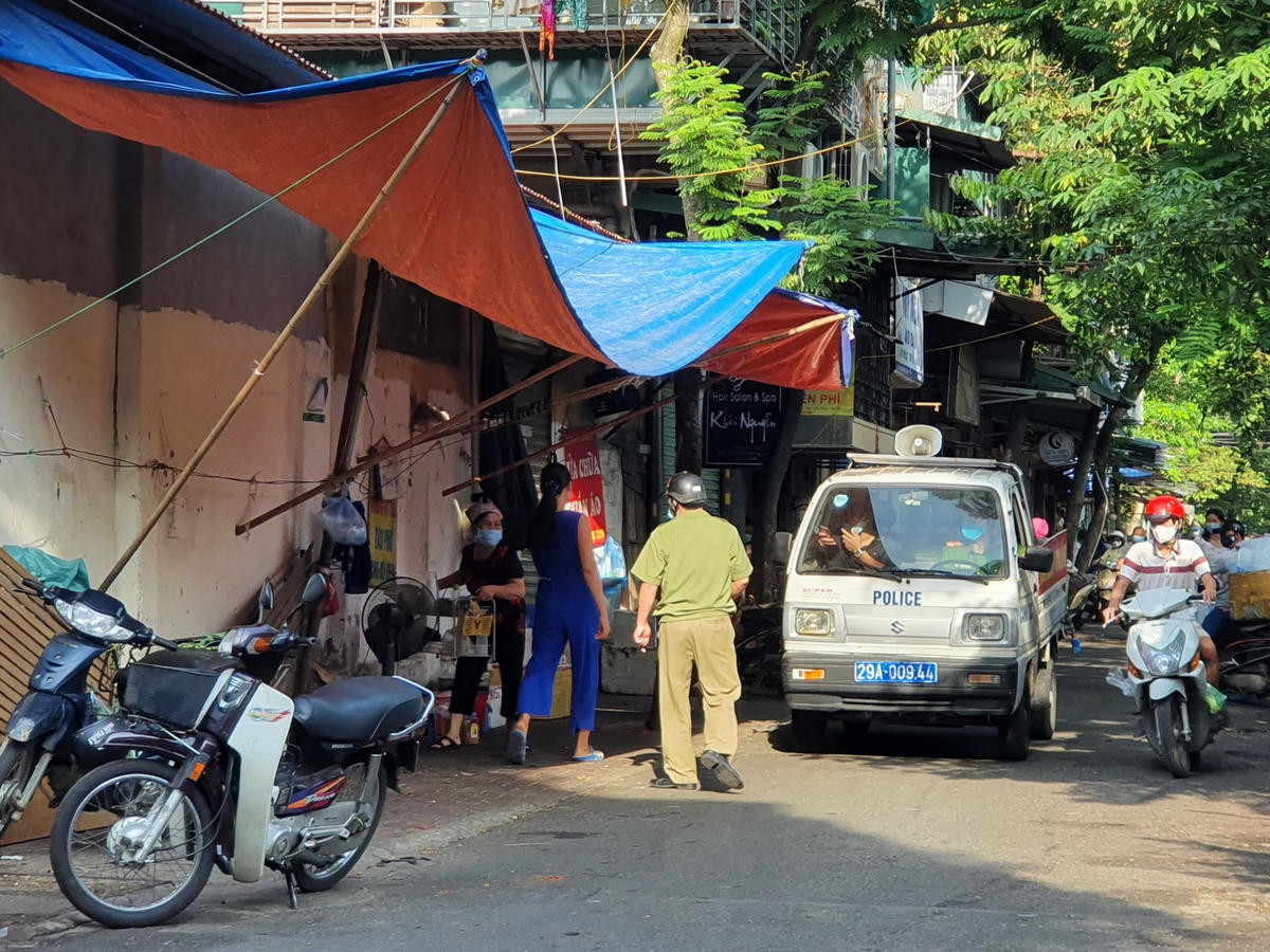 Lực lượng chức năng cũng có mặt từ sớm làm nhiệm vụ nhắc nhở tại chợ Nghĩa Tân. 