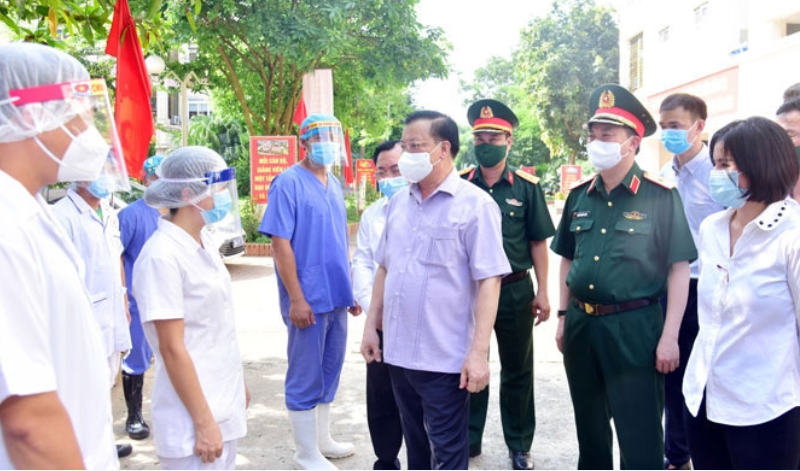 Bí thư Thành ủy Đinh Tiến Dũng kiểm tra công tác phòng, chống dịch Covid-19 tại huyện Thạch Thất. Nguồn: Nguyễn Thành.