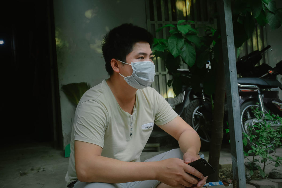 Anh Bùi Văn Giang (quê Hòa Bình) chủ thầu xây dựng chia sẻ: “Chúng tôi mới về đây, được hơn một tháng chưa kịp ổn định thì phải dừng thi công. Mọi chi phí ăn uống sinh hoạt của công nhân tôi đều phải chi trả. Mỗi ngày chi phí ăn uống cũng hết 1 triệu đồng. Khó khăn thì cũng chỉ biết cố gắng động viên nhau để tiếp tục giữ sức khỏe để đi làm”.