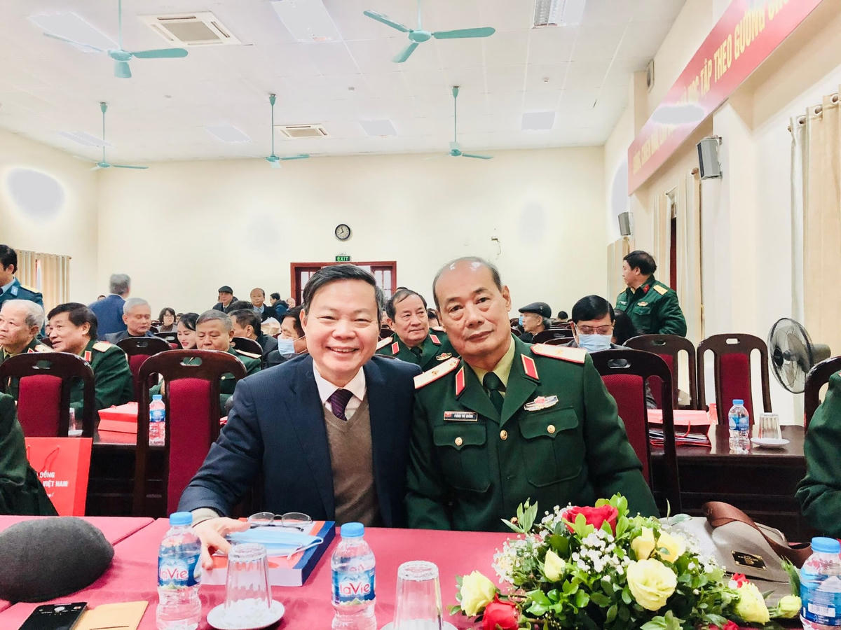 TS Phùng Quốc Hiển và Thiếu tướng Phùng Thế Quảng.