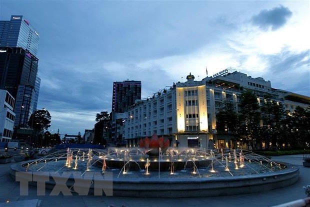 Nhiều tuyến phố ở trung tâm TP Hồ Chí Minh vắng bóng người trước giờ thực hiện giãn cách xã hội theo Chỉ thị 16. Ảnh: TTXVN.  