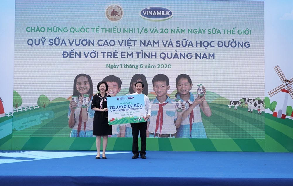 Quỹ sữa Vươn cao Việt Nam và&nbsp;Vinamilk&nbsp;trao tặng 1.200 ly sữa cho trẻ em Hà Nội