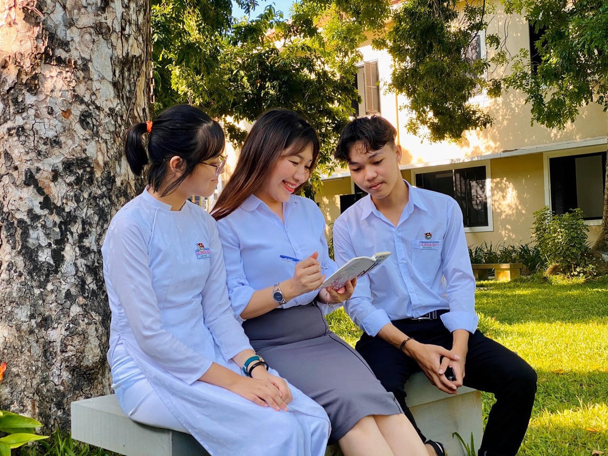 Em Quang ngồi nghe cô Phương Trang trao đổi bài về môn ngữ Văn.