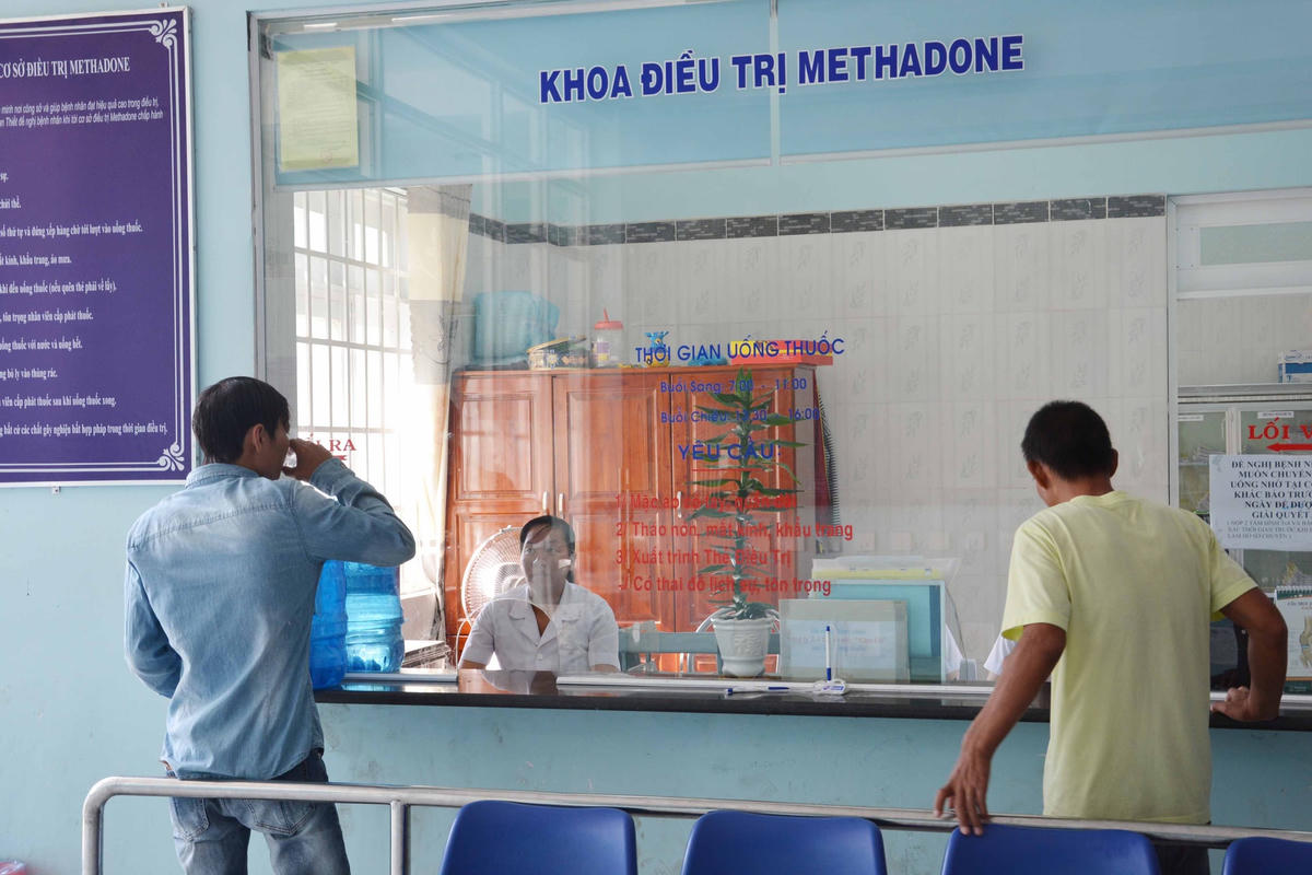 Người điều Methadone phải dùng thuốc hàng ngày.