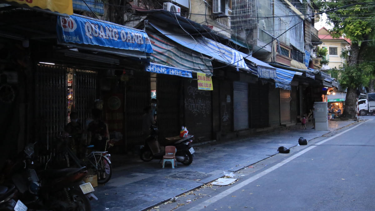 [ẢNH] Tiểu thương 'nửa đóng nửa mở', phố Hàng Mã lập thêm chốt cứng