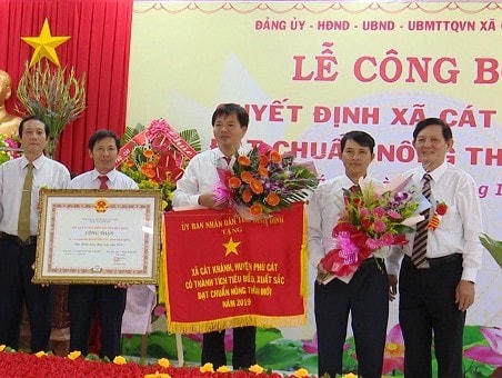 Trao Bằng công nhận và Cờ thi đua của Chủ tịch UBND tỉnh Bình Đinh cho lãnh đạo xã Cát Khánh.
