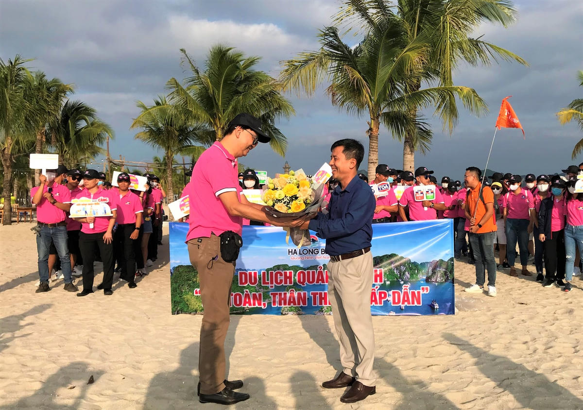 Đoàn du khách đầu tiên từ TP Hồ Chí Minh đến Hạ Long theo chương trình kích cầu giữa 2 địa phương, tháng 10/2020. Ảnh: Hoàng Quỳnh