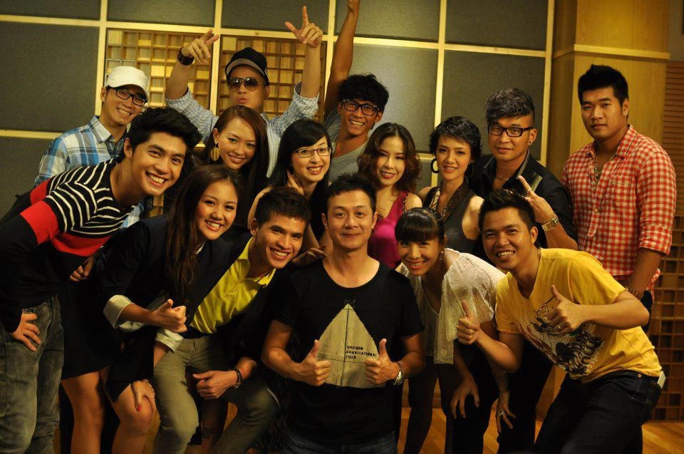 Ca sĩ Tạ Quang Thắng nhớ lại kỷ niệm 9 năm trước cùng làm việc với nhóm MTV, 5 dòng kẻ, ca sĩ Noo Phước Thịnh, Văn Mai Hương, Quốc Thiên và MC Anh Tuấn tại Viết Tân Studio.