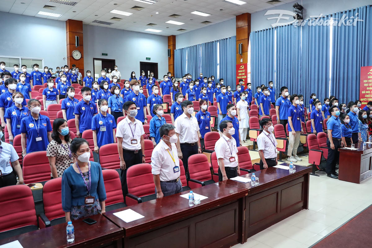 Giảng viên, cán bộ, sinh viên Học viện Y dược học Cổ truyền Việt Nam trong buổi lễ xuất quân lên đường vào TP Hồ Chí Minh sáng ngày 20/7. Ảnh: Quang Vinh. 