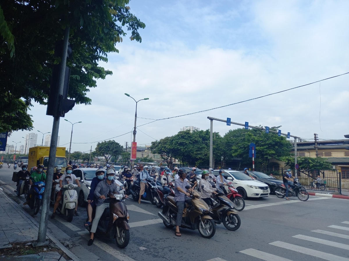 [ẢNH] Đường phố Thủ đô nơi vắng vẻ, nơi đông đúc trong ngày đầu giãn cách