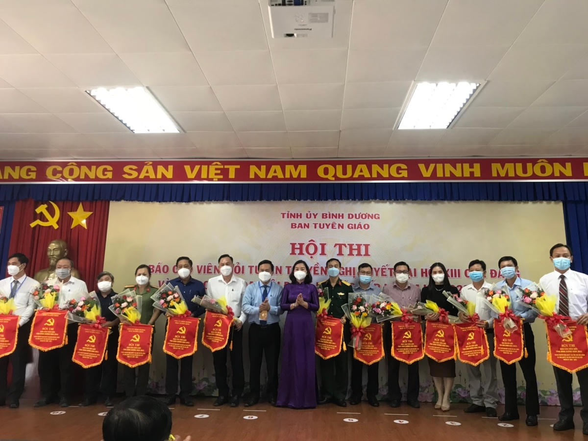 Trao giải cho các tập thể, cá nhân xuất sắc tại Hội thi Báo cáo viên giỏi tỉnh Bình Dương tuyên truyền Nghị quyết Đại hội XIII của Đảng và Nghị quyết Đại hội Đảng bộ các cấp nhiệm kỳ 2020 – 2025 vừa diễn ra cuối tuần qua.