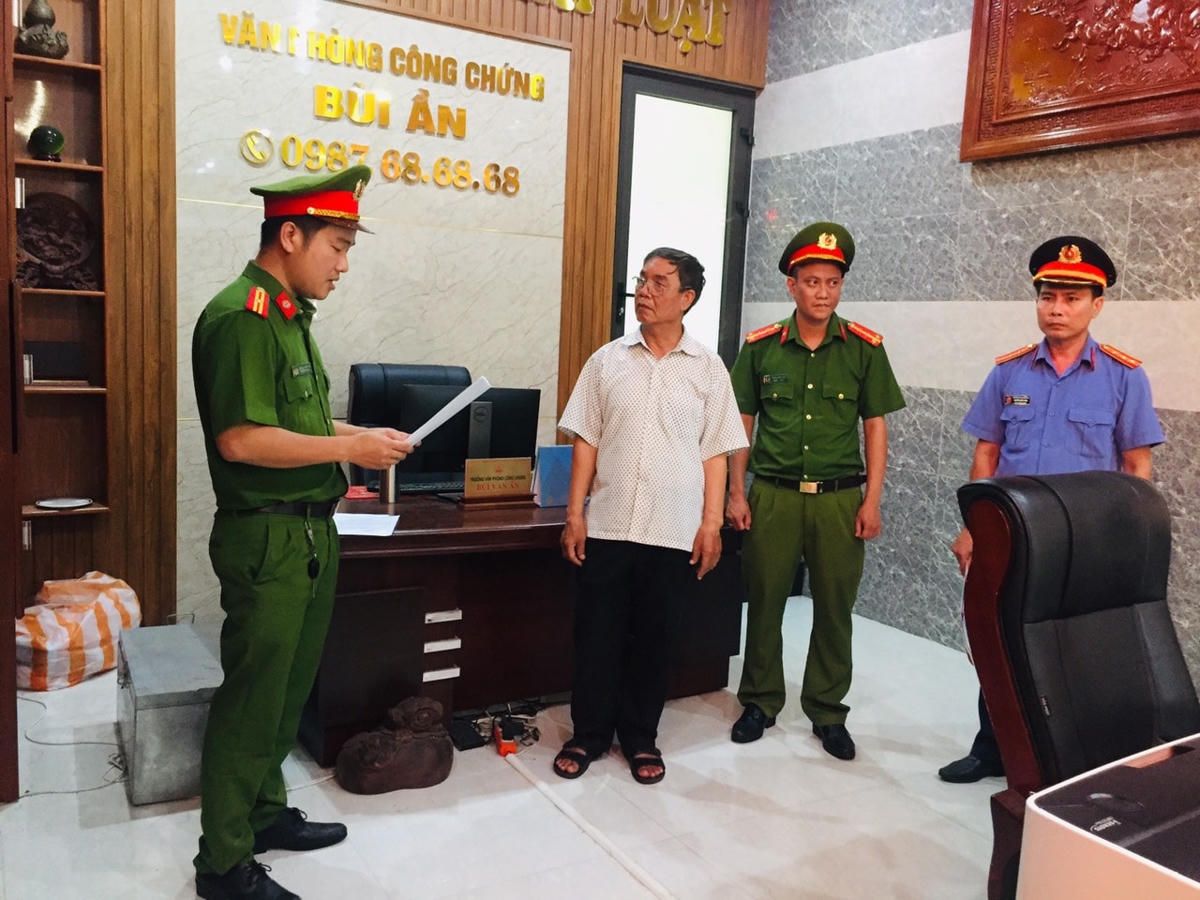 Lực lượng Công an đọc quyết định bắt ông Bùi Văn Ần (áo trắng).