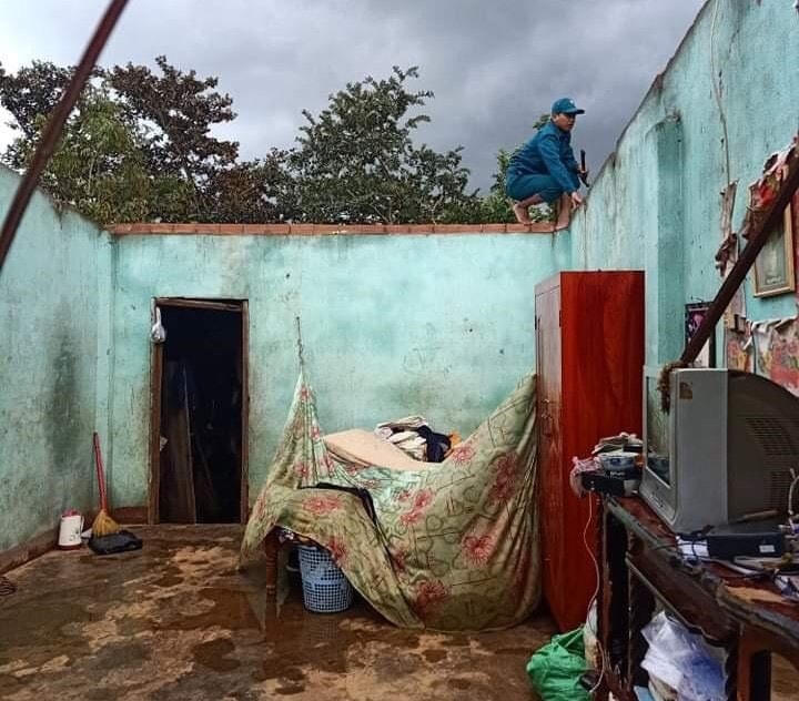 Nhiều ngôi nhà bị tốc mái do lốc xoáy gây ra