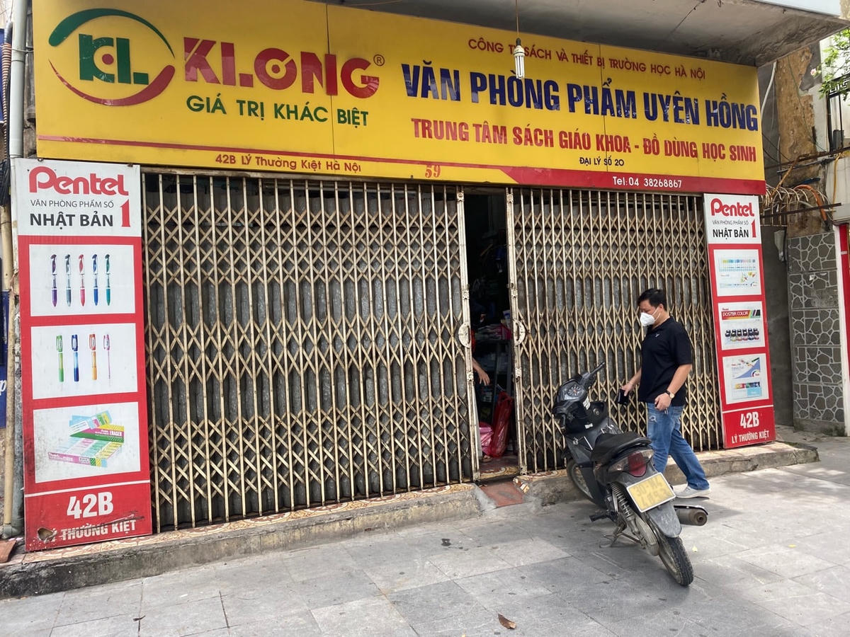 Cửa hàng văn phòng phẩm Uyên Hồng (phố Lý Thường Kiệt) không bán hàng trong thời gian Hà Nội thực hiện giãn cách.