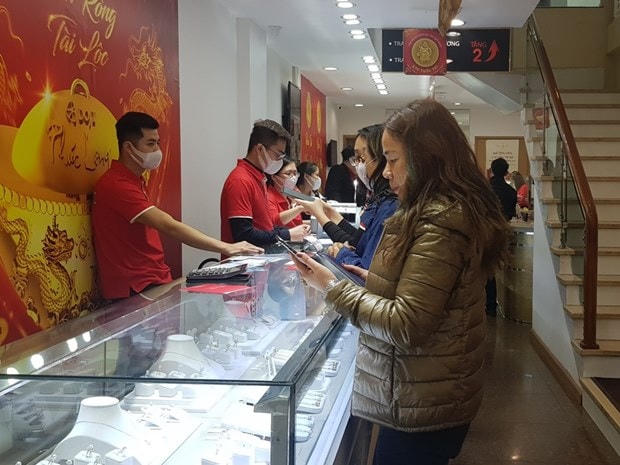 Giao dịch vàng tại doanh nghiệp. (Ảnh: Vietnam+).