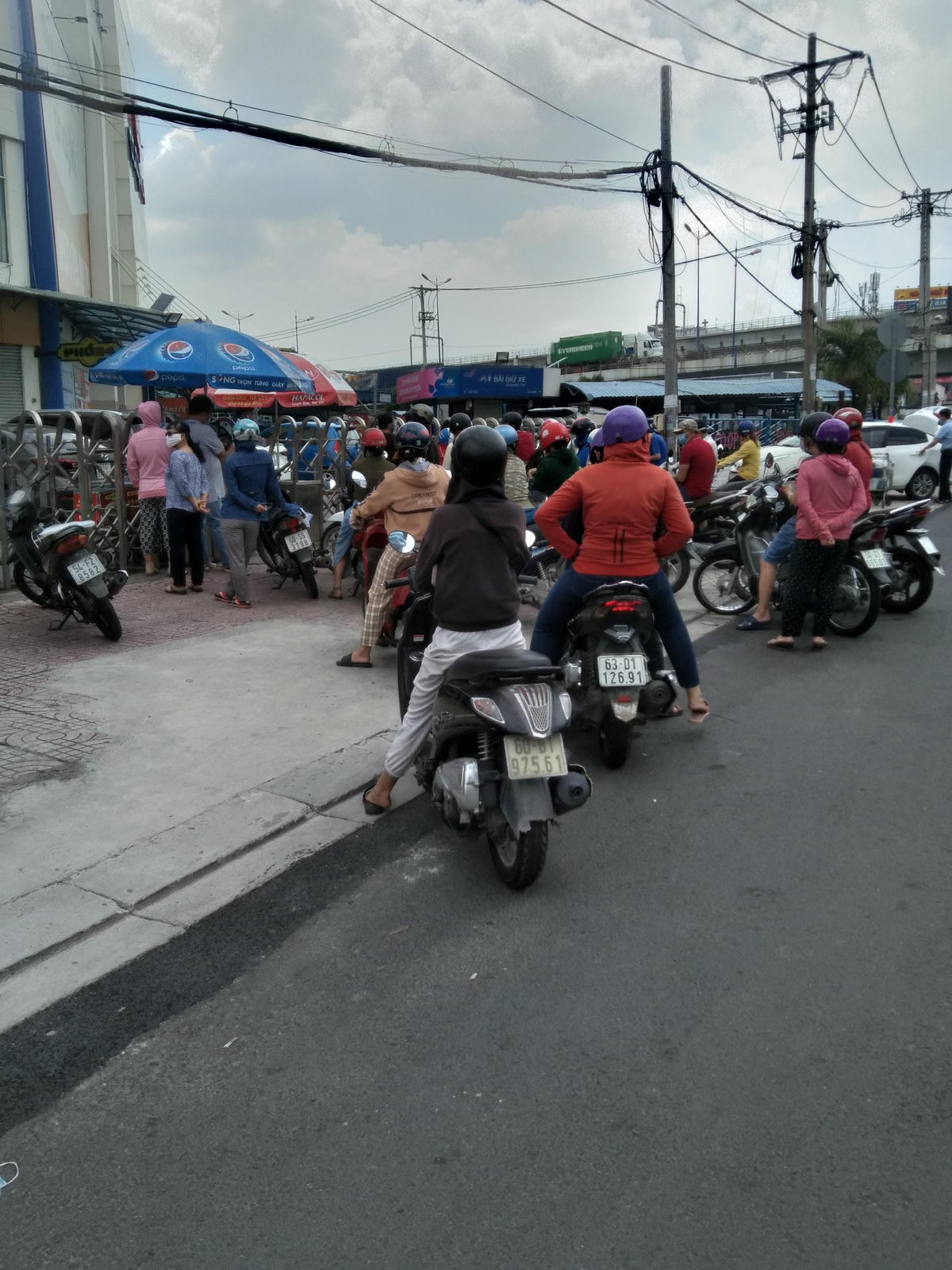 Một số siêu thị người dân đợi chờ đông nghịt để vào gởi xe mua sắm.