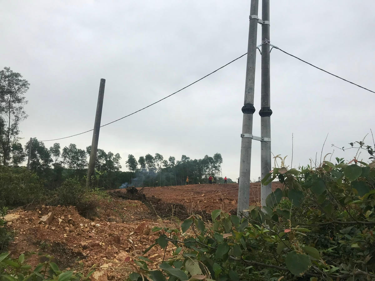 Trạm biến áp cùng hàng chục cột điện đã dựng trên phần đất được xác định là quy hoạch rừng phòng hộ. 