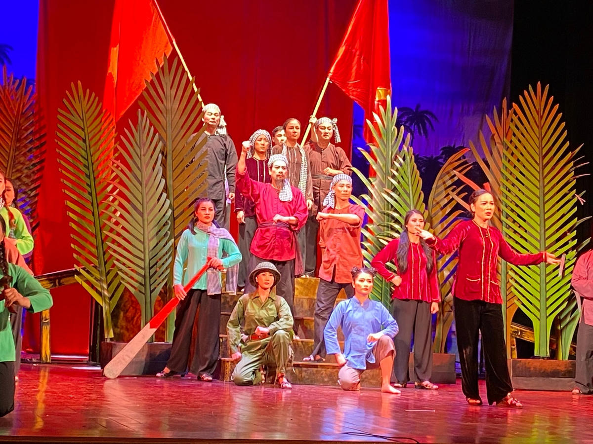 Một số cảnh trong vở Tuồng “Không còn đường nào khác”.