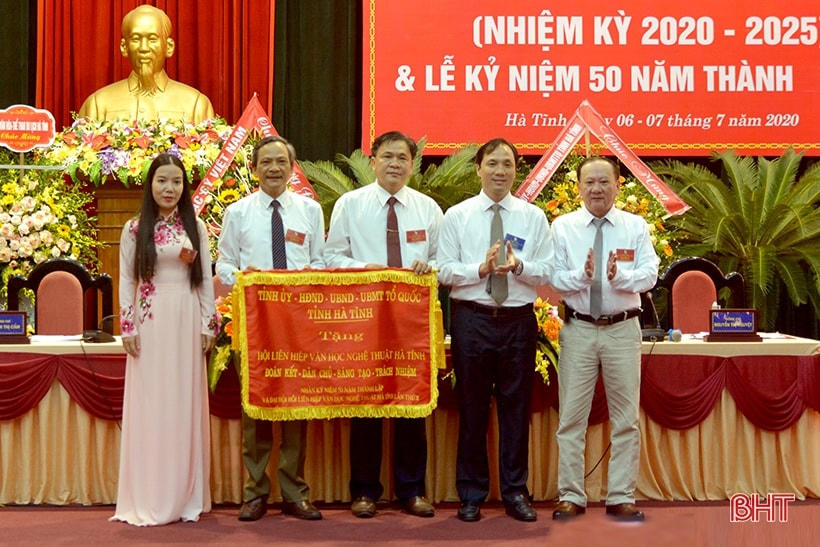 Phó Bí thư Thường trực Tỉnh ủy Hoàng Trung Dũng trao tặng bức trướng của Tỉnh ủy với dòng chữ: “Đoàn kết, dân chủ, sáng tạo, trách nhiệm” cho Hội Liên hiệp VHNT Hà Tĩnh.