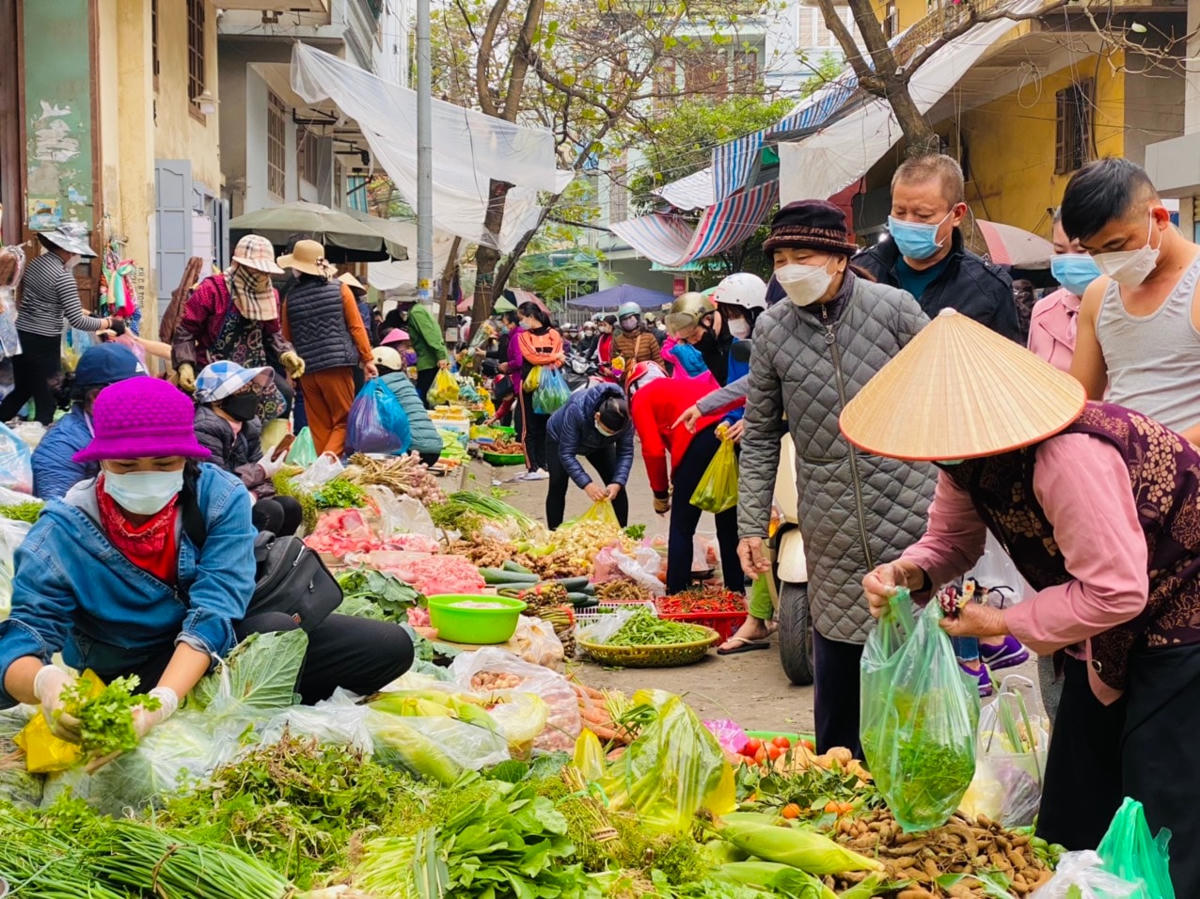 Các khu chợ lớn ở Quảng Ninh trở nên nhộn nhịp, tấp nập người mua bán.