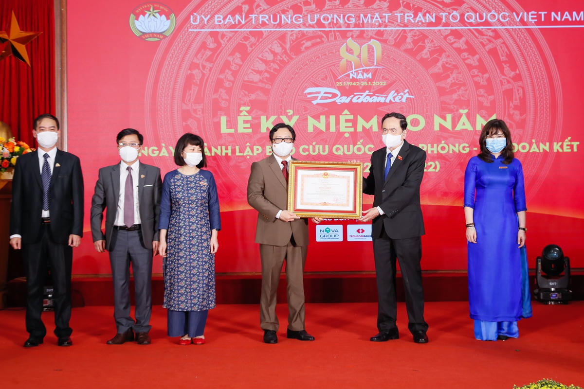 Phó Chủ tịch Thường trực Quốc hội Trần Thanh Mẫn trao Bằng khen của Thủ tướng Chính phủ cho báo Đại Đoàn Kết.