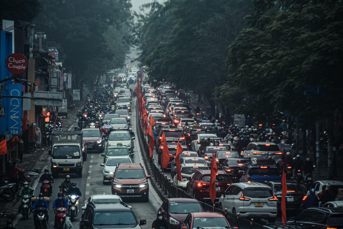 Ngoài ra, tuyến đường Chùa Bộc nổi tiếng với việc bán các mặt hàng quần áo thời trang. Do vậy, những ngày cận Tết, lượng người về đây mua sắm vô cùng đông đúc nhiều phương tiện phải rất khó khăn mới có thể di chuyển qua…
