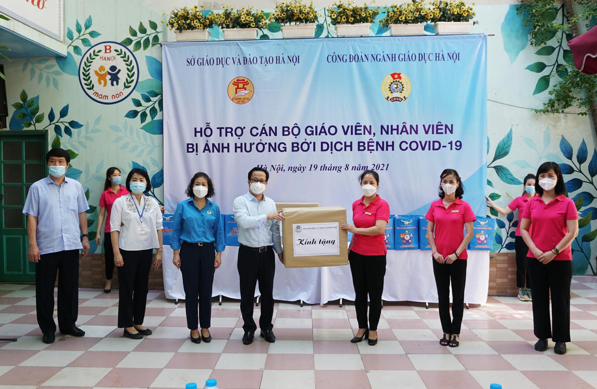 'Chuyến xe yêu thương' chia sẻ khó khăn với giáo viên Thủ đô