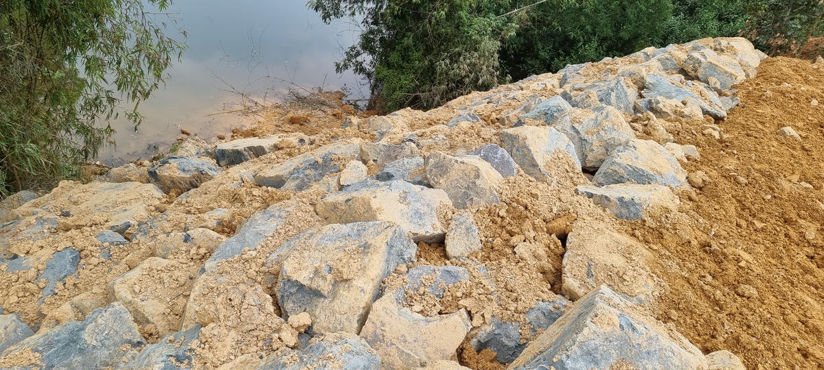 Đoạn hồ Thông Mộ dưới chân hai quả đồi bị san gạt nay đã được kè đá hộc tránh gat sạt lở. Ảnh: Hà An.