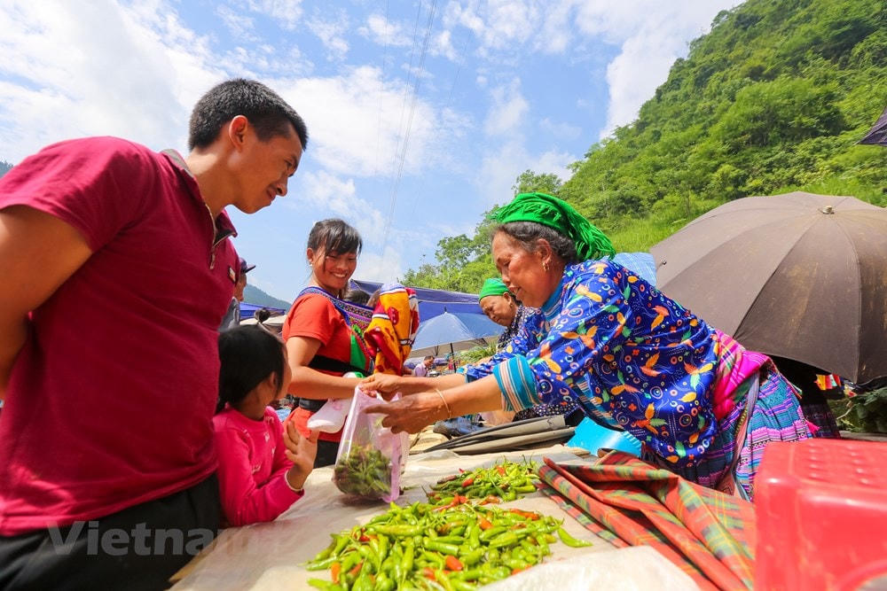 Cán Cấu là phiên chợ họp thường niên của người Mông Hoa, người Giáy, người Dao,... (Ảnh: Minh Sơn/Vietnam+).