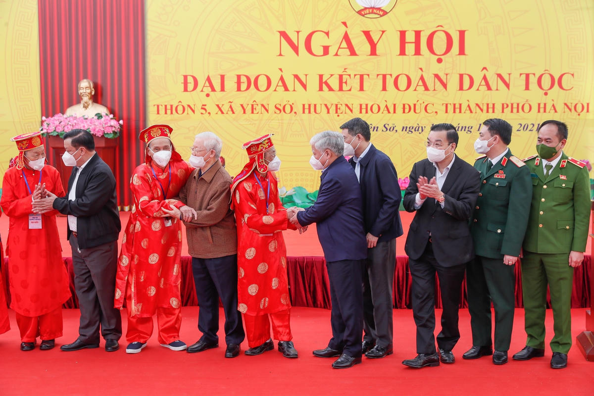 Tổng Bí thư Nguyễn Phú Trọng, Chủ tịch UBTƯ MTTQ Việt Nam Đỗ Văn Chiến và các cụ cao niên thôn 5, xã Yên Sở trong ngày hội.