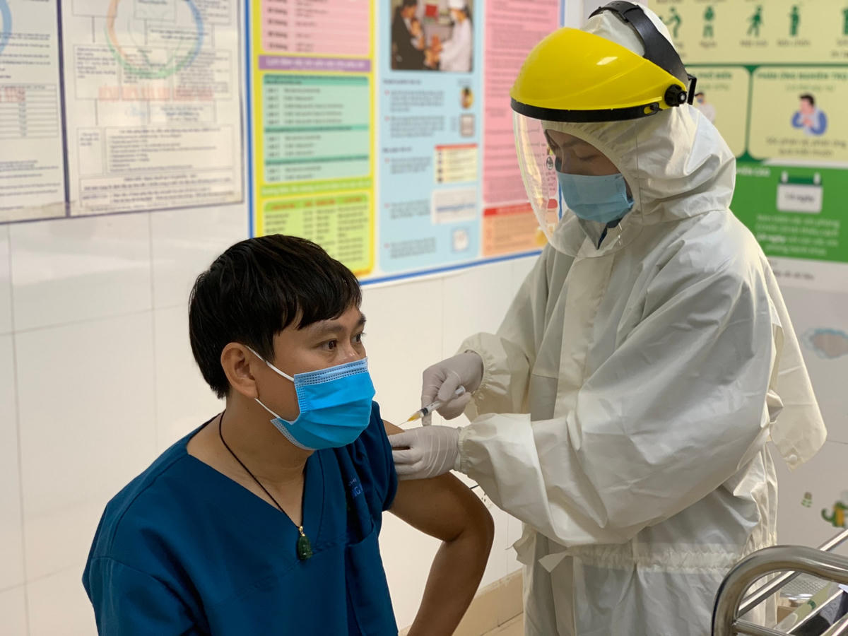 Nhân viên y tế được tiêm vaccine trong đợt 1.