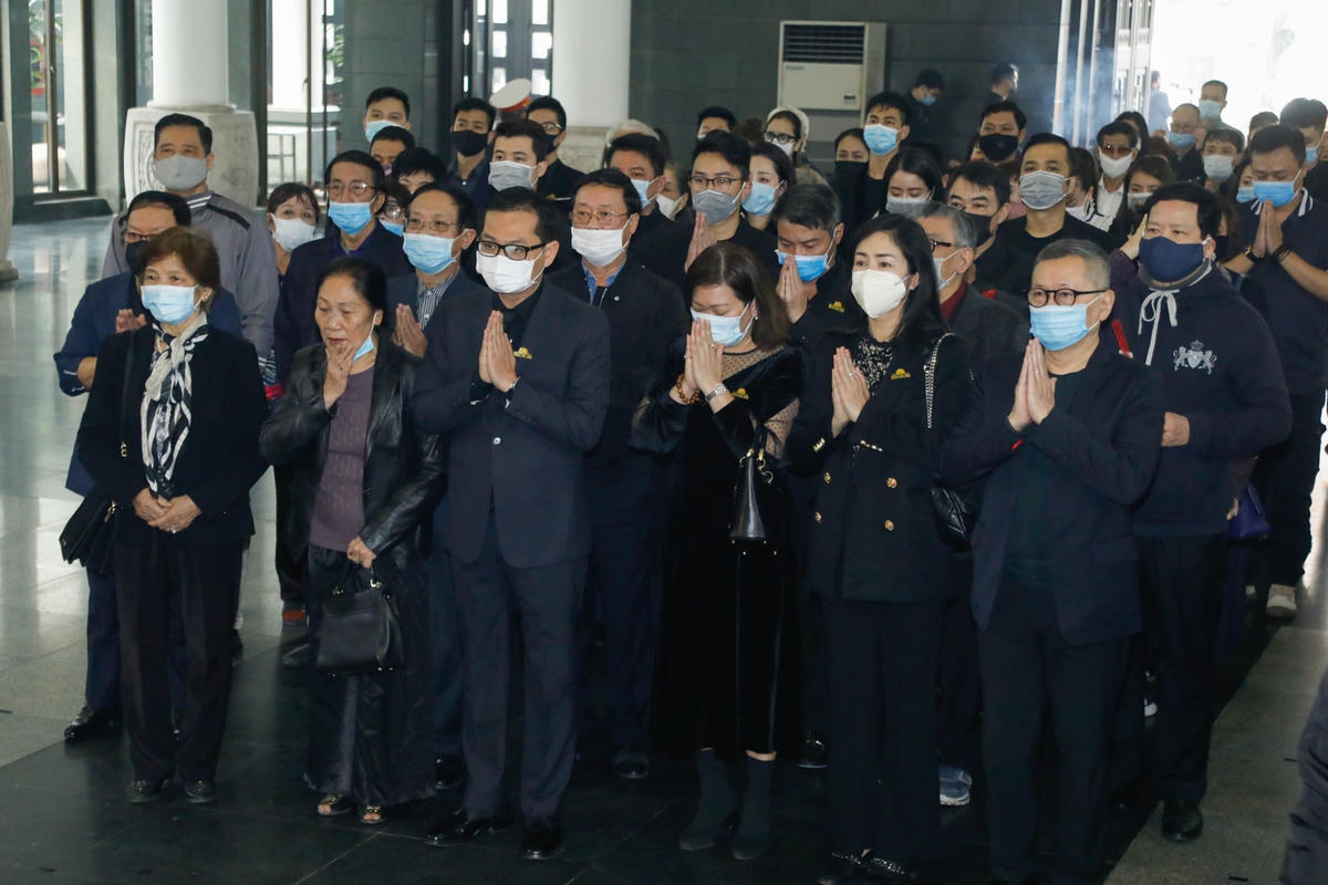 Các nghệ sĩ Nhà hát Kịch Hà Nội đến tiến đưa NSND Trần Hạnh nơi ông đã có 30 năm gắn bó.