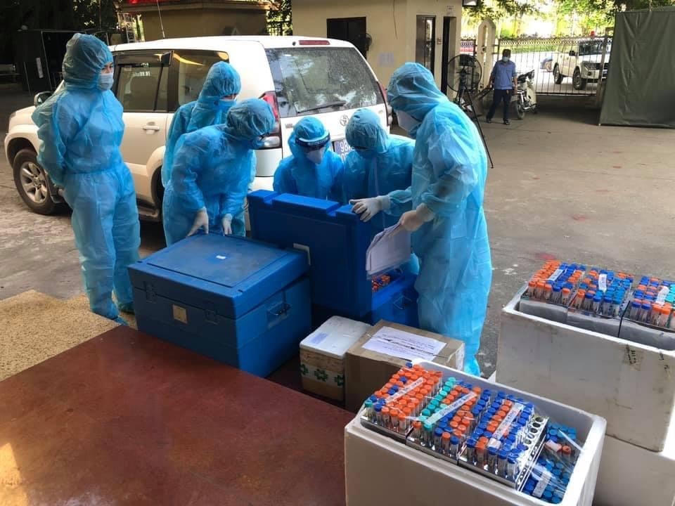 các cán bộ CDC Quảng Ninh đã tình nguyện tăng cường làm ngoài giờ để thực hiện các mẫu bệnh phẩm từ Bắc Giang trong thời gian qua.