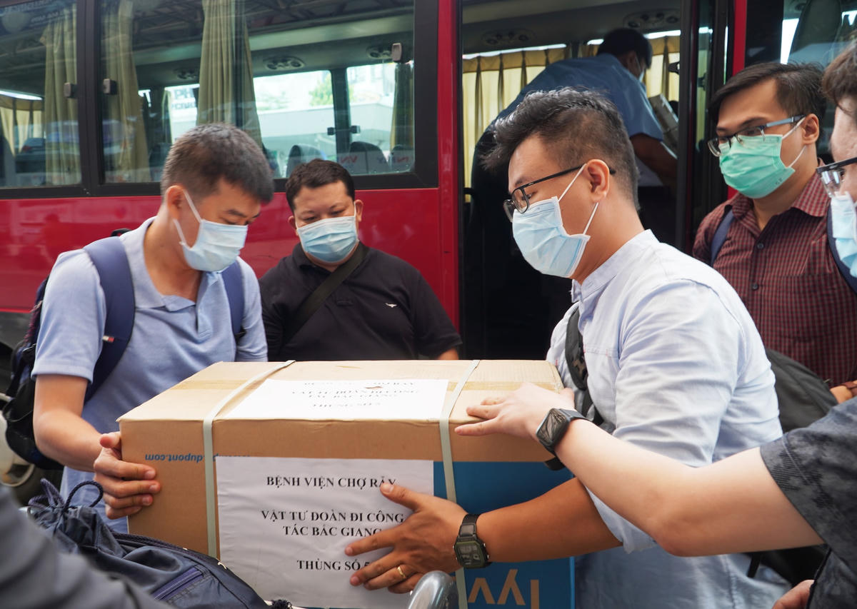 Bệnh viện Chợ Rẫy TP HCM cử 13 y bác sĩ hỗ trợ tâm dịch Bắc Giang