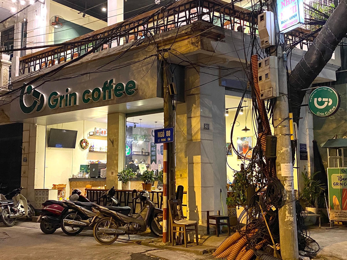 Vào lúc 22h tại đường Lê Trọng Tấn, cửa hàng cà phê vẫn sáng đèn phục vụ khách, bất chấp quy định của TP.